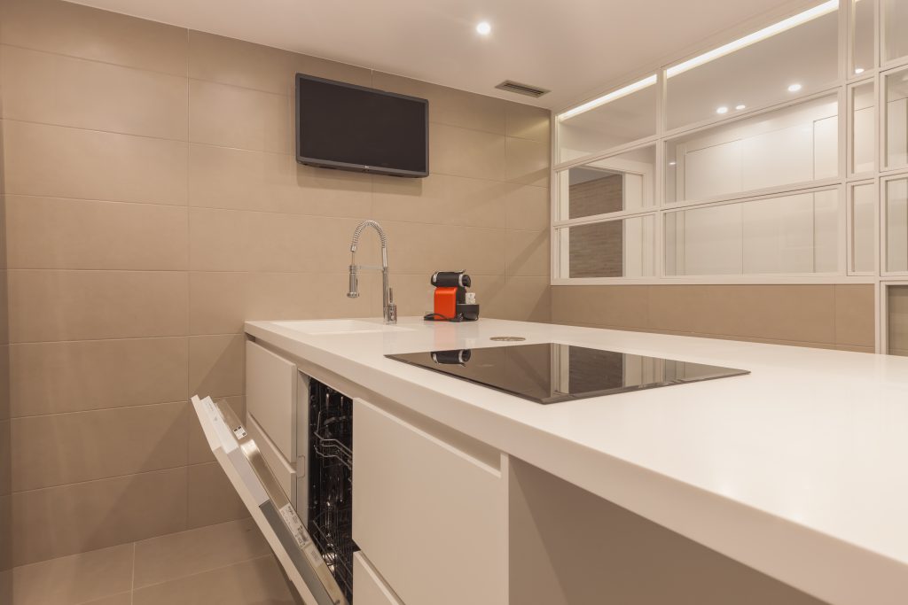 cocina abierta con ventana