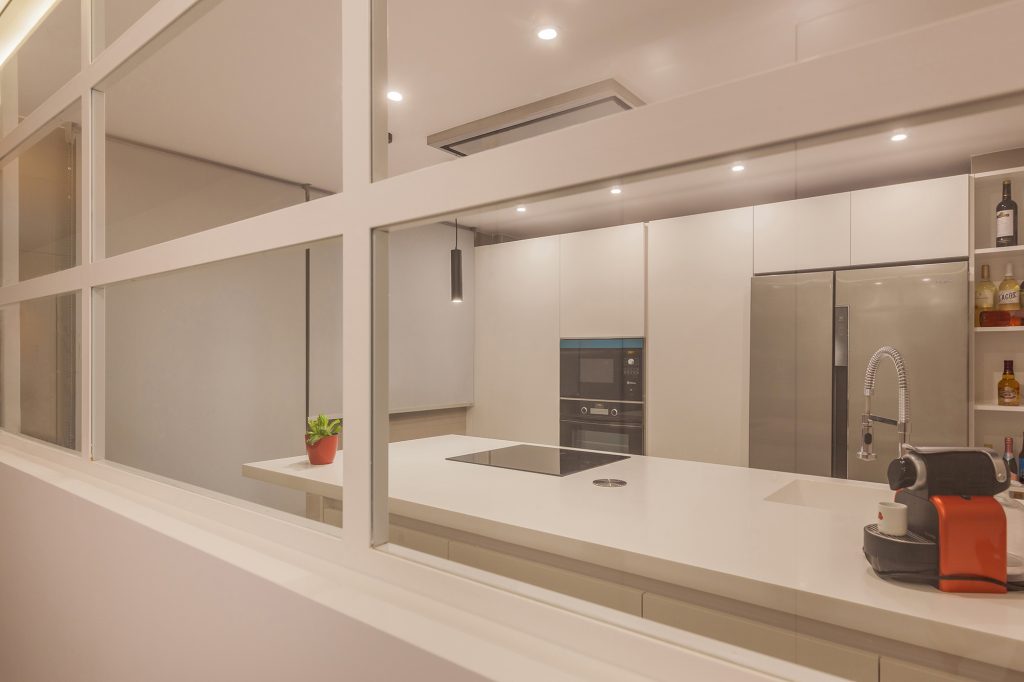 cocina abierta con ventana